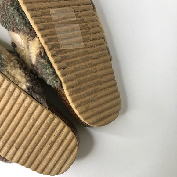Vintage Havana Women’s 8 Green Tan Multi Camouflage Ricky Fuzzy Fleece Clogs - Picture 4 of 5
